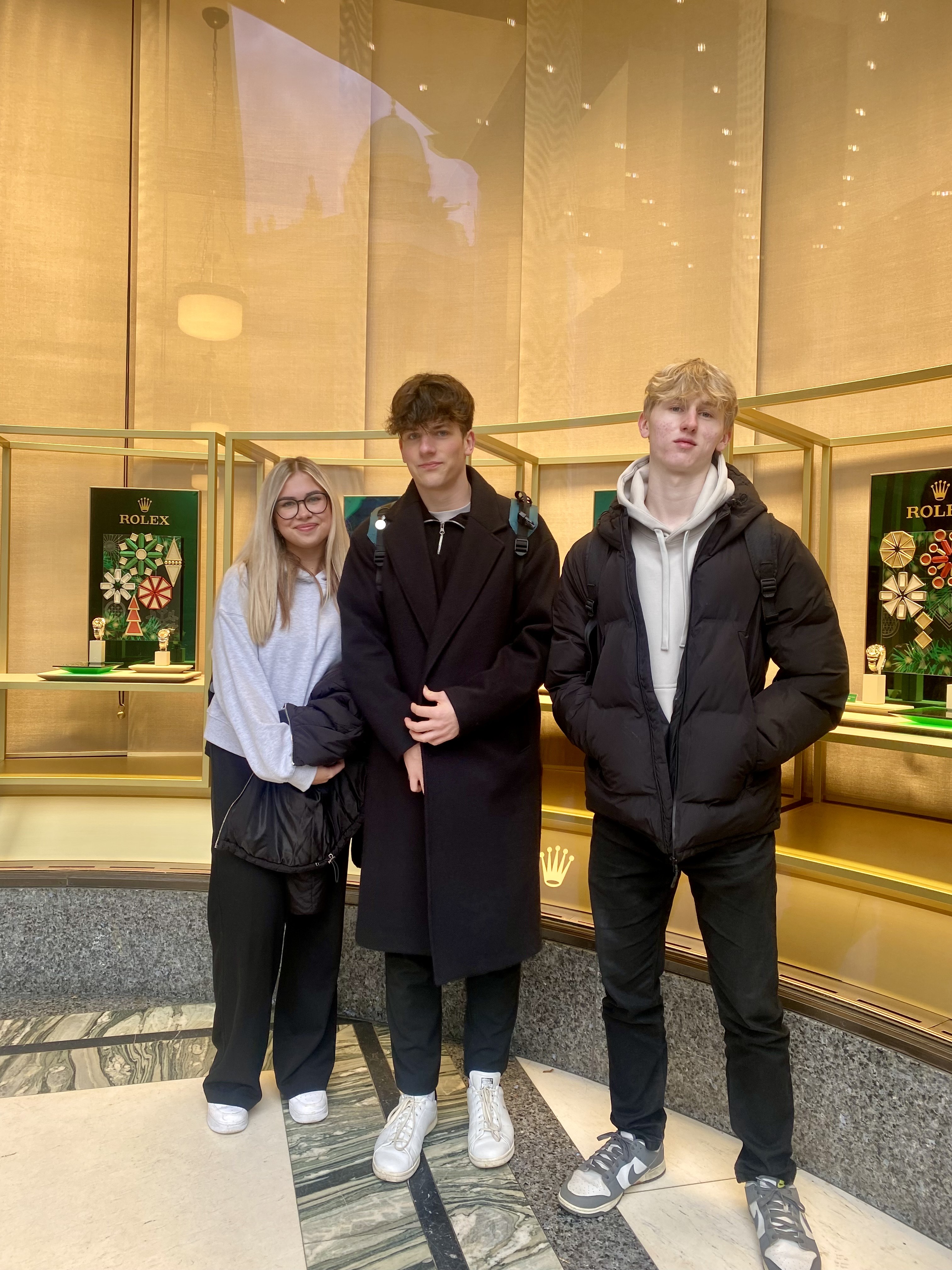 Studenti 3.B obdivující luxusní hodinky Rolex