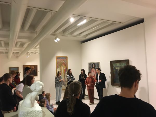 Studenti v galerii
