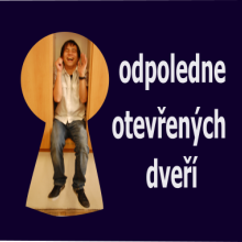 Smějící se student sedí ve skříni