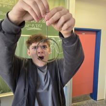 student dělá pokus